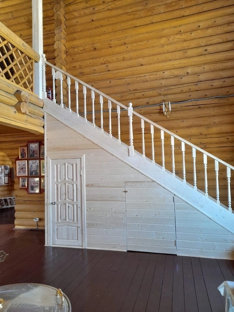 В храме Сергия Радонежского в п. Верхняя Верея переделали лестницу на клирос