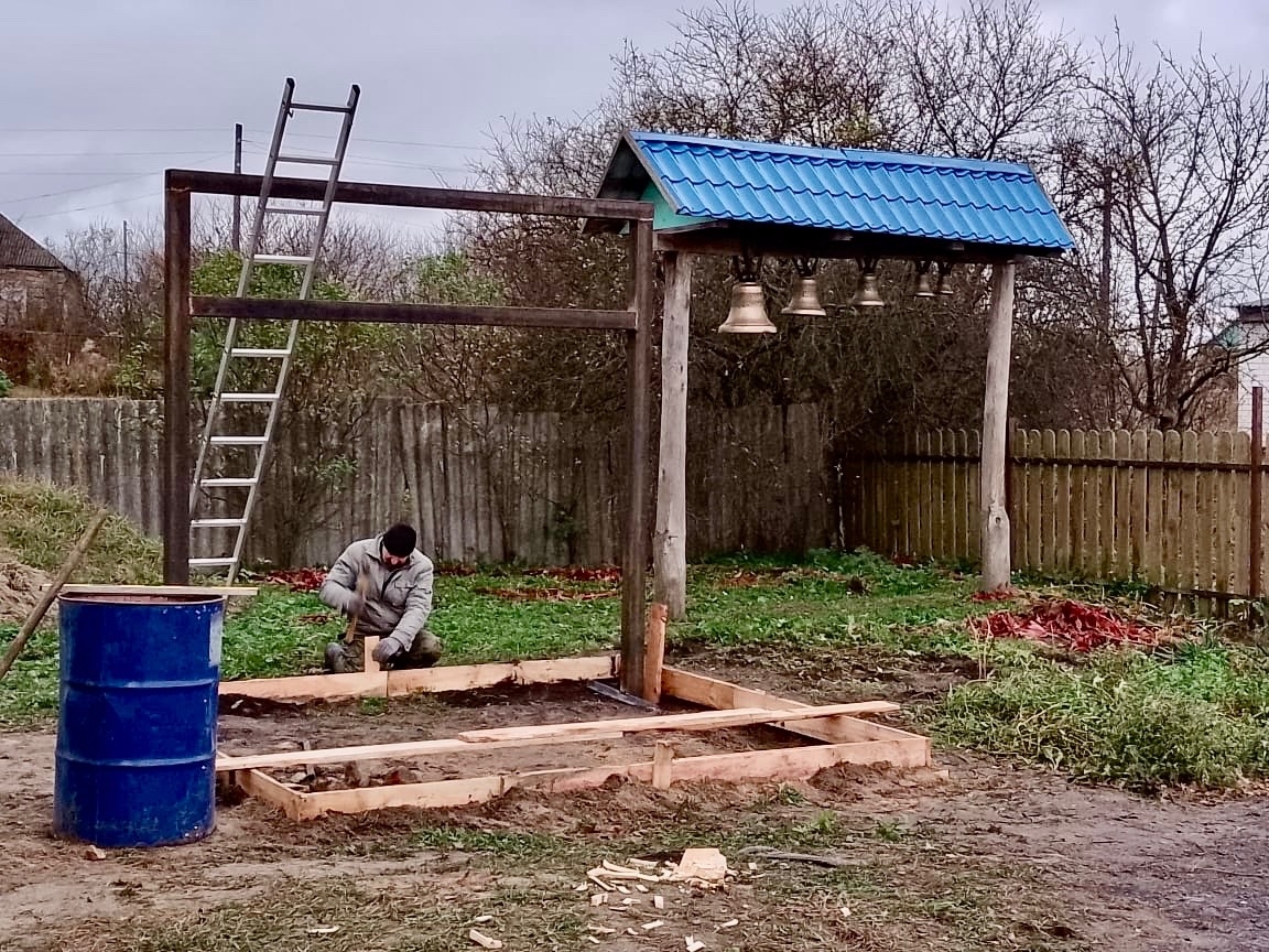 Переделали звонницу в Успенском храме села Глазово Конышевский района, Курской области