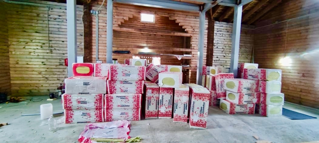 Привезли утеплитель в храм Вознесения Христова в селе Крылово, Свердловской области