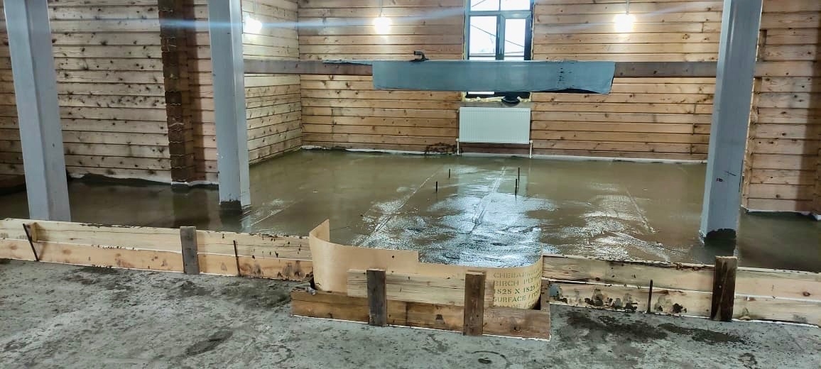 Залили пол в храме Вознесения Господня в селе Крылово, Свердловской области