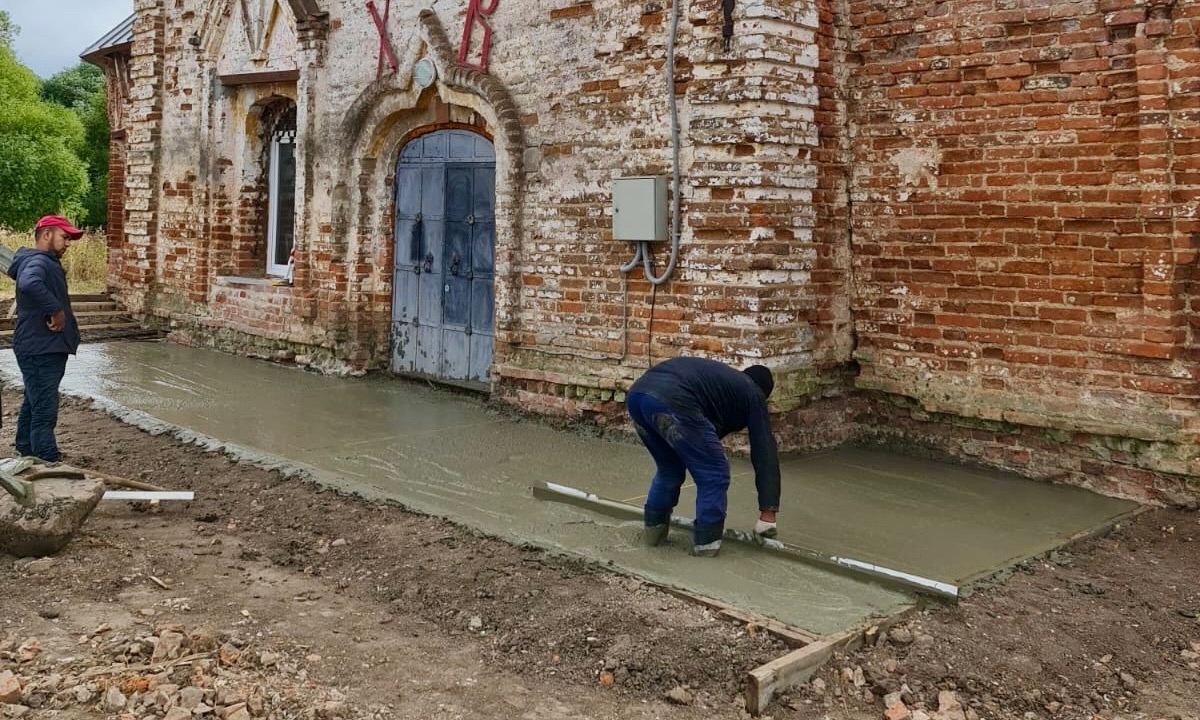 Отмостка в храме Архангела Михаила в селе Теренеево