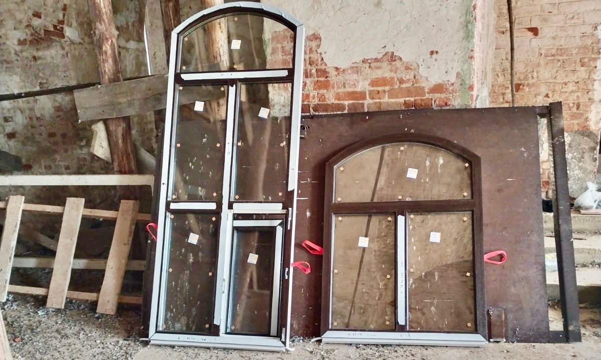 Установка окон в храме Святой Троицы в селе Куймань