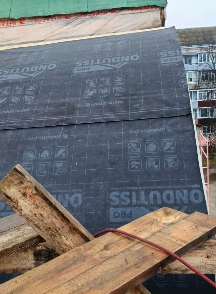 Продолжается ремонт крыши в храме преподобного Серафима Саровского в городе Южа Ивановской области.