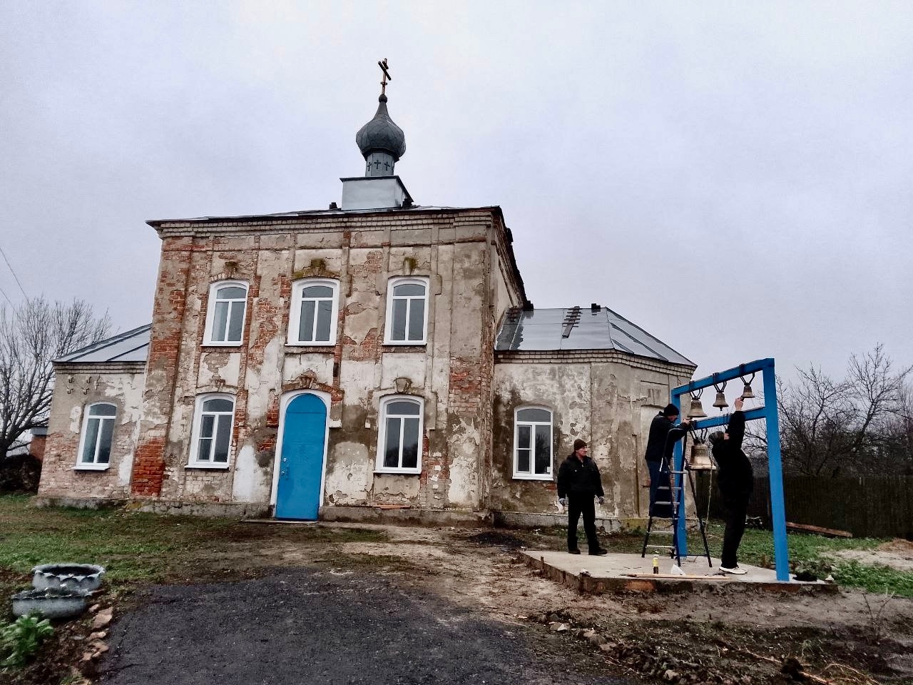 Установили колокола на звонницу при Успенском храме в селе Глазово Курской области.