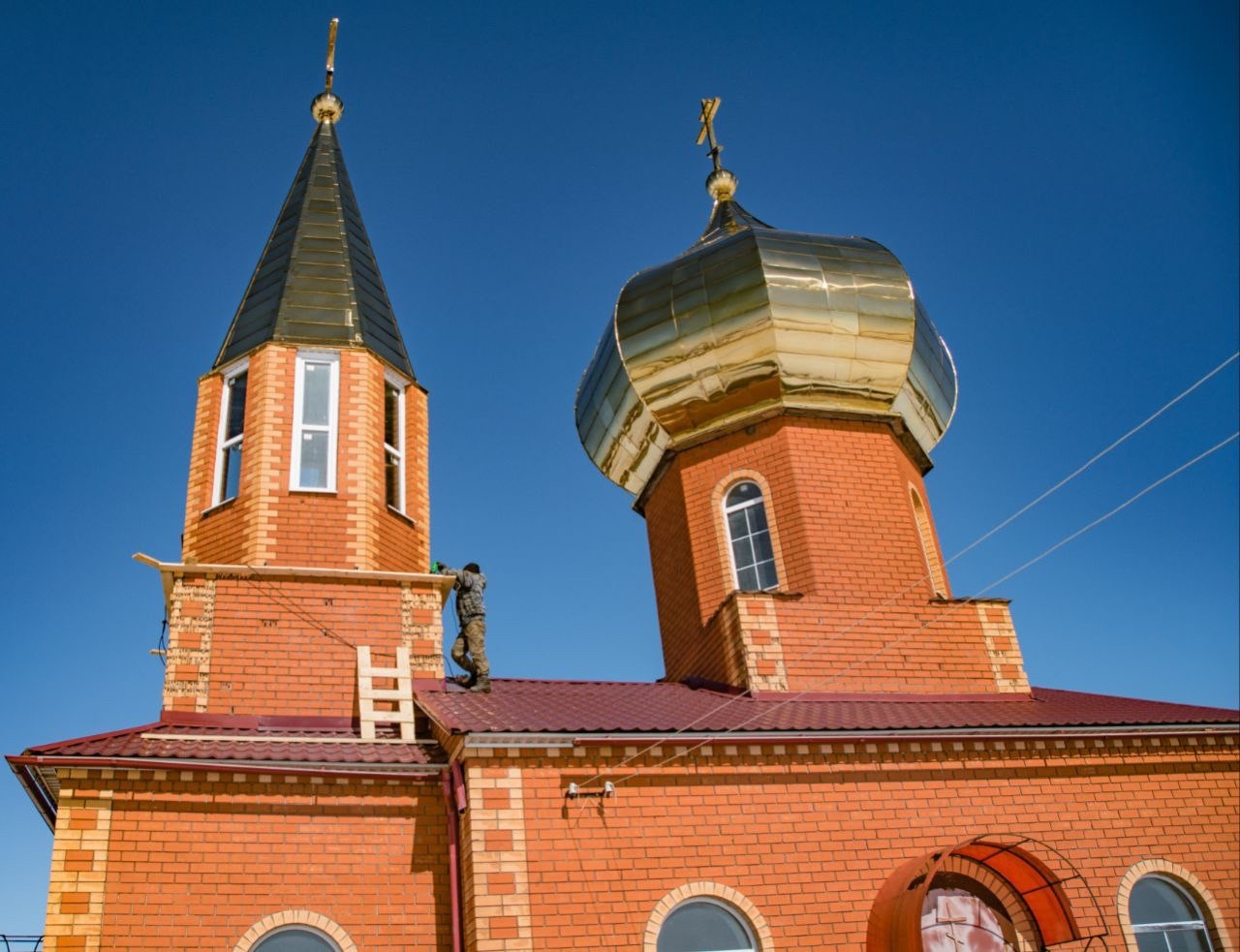В храме святителя Николая Чудотворца завершены кровельные работы.