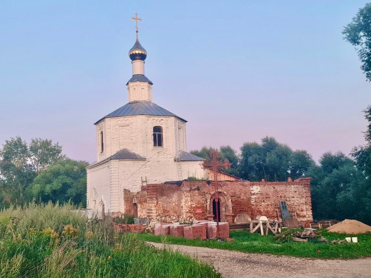 Покрасили защитной краской храм архангела Михаила в селе Теренеево.